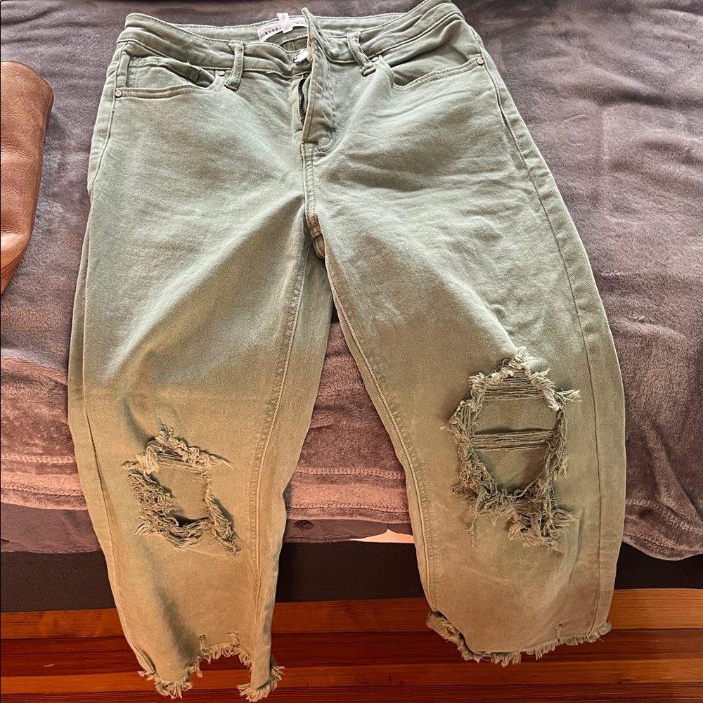 Stylish Distressed Cropped Jeans in Olive